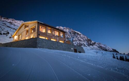 Ausseansicht Restaurant Scharmoin mit Natursteinmauer