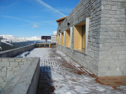 Bergrestaurant Scharmoin Lenzerheide mit Natursteinfassade und Mauerverblender